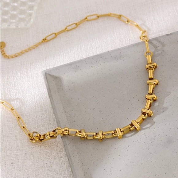 Women Stylish Stainless Steel Short Necklace - Picture 4 of 6